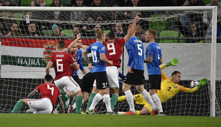 Orbán (hatosban) védhetetlenül bólintott a kapuba (Fotó: MTI)