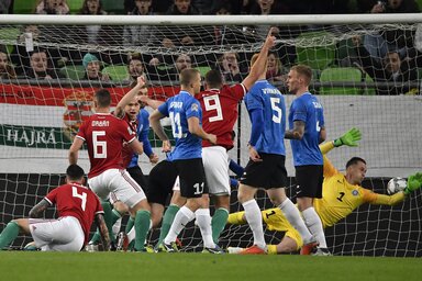 Orbán (hatosban) védhetetlenül bólintott a kapuba (Fotó: MTI)