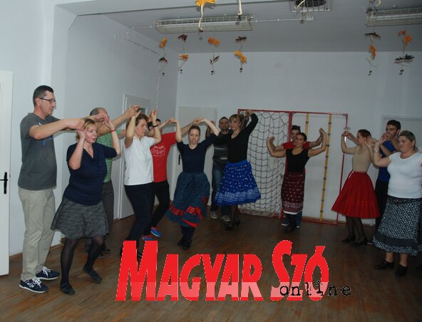 Moldvai táncokkal ismerkednek a résztvevők (Homolya Horváth Ágnes felvétele)