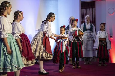 Az iskola tanulóinak műsora (fotó: MTI)