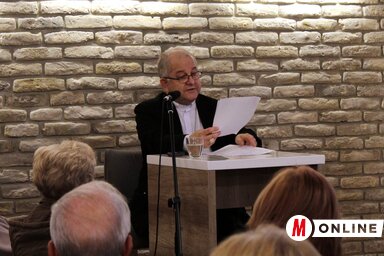 Bábel Balázs előadás közben (Benedek Miklós felvétele)