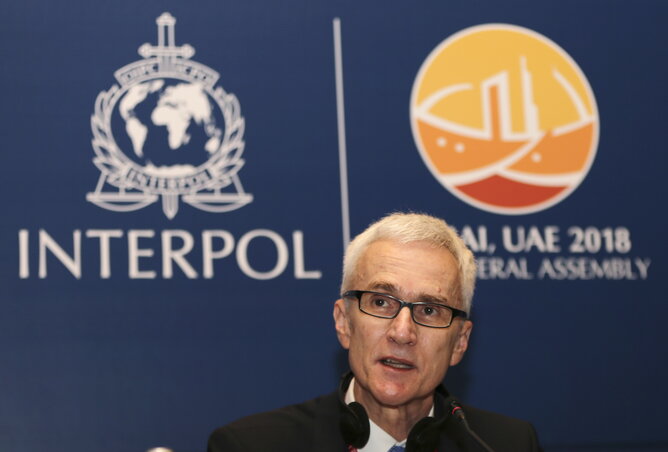 Jürgen Stock, az Interpol főtitkára sajtótájékoztatót tart Dubajban (fotó: Beta/AP)