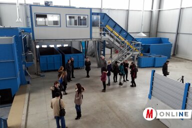 A telephely bejárásának résztvevői a központi válogatóban (Fotó: Benedek Miklós)