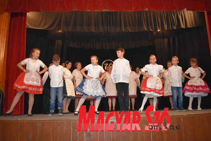 Hangulatkép a műsorról (L. Móger Tímea felvétele) Hangulatkép a műsorról (L. Móger Tímea felvétele)