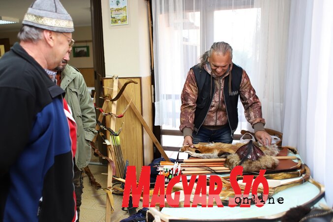 A kiállított hagyományos szarus íjak (Lakatos János felvétele) A kiállított hagyományos szarus íjak (Lakatos János felvétele)