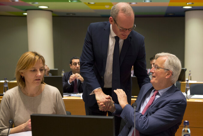 Michel Barnier (jobbról) Simon Coveney ír külügyminiszter gratulációit fogadja a tegnapi brüsszeli tanácsülést követően (AP/Beta)