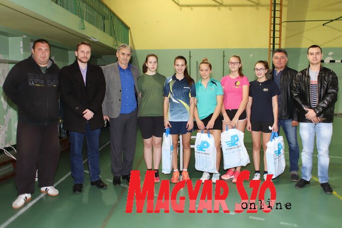 A fiatal bajnokok és az önkormányzat képviselői (Lakatos János felvétele)