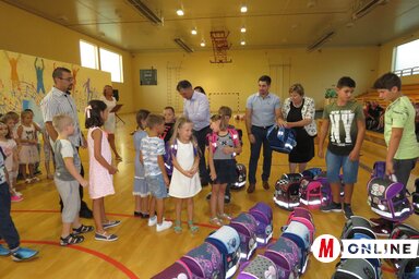 Rade Radulaški (balról) az iskolakezdőkkel a tanévnyitón (Csincsik Zsolt felvétele)