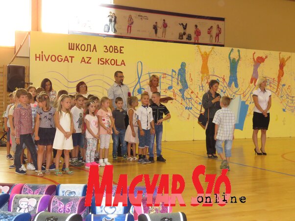 Az elsős diákokat fogadják a moholi iskolában (Csincsik Zsolt felvétele) Az elsős diákokat fogadják a moholi iskolában (Csincsik Zsolt felvétele)