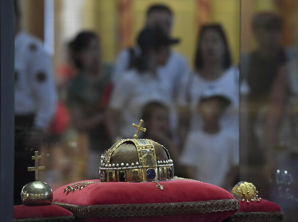 A Szent Korona az országalmával és a jogarral (fotó: MTI)