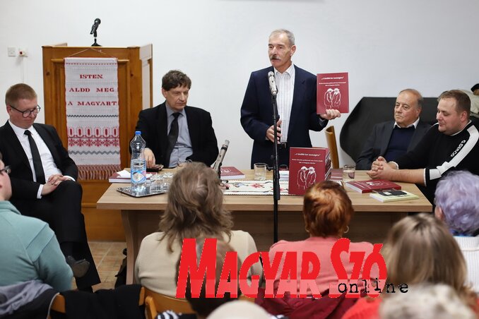 Besnyi Károly bemutatja a könyvét Bácsfeketehegyen (Lakatos János felvétele) Besnyi Károly bemutatja a könyvét Bácsfeketehegyen (Lakatos János felvétele)