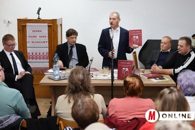 Besnyi Károly bemutatja a könyvét Bácsfeketehegyen (Lakatos János felvétele)