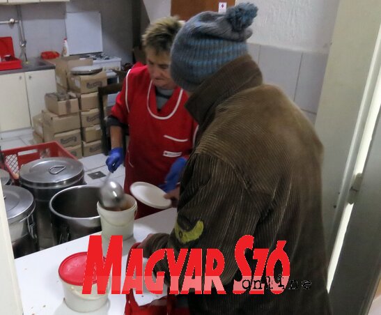 Fél liter főtt étel jár mindenkinek (Kecskés István felvétele) Fél liter főtt étel jár mindenkinek (Kecskés István felvétele)
