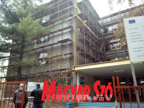 Már javában folynak a felújítási munkálatok a Mileva Marić Ajnštajn Műszaki Középiskola objektumán (Szeli Balázs felvétele)