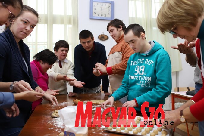 Készül a finom mézeskalács a táborban (Lakatos János felvétele)