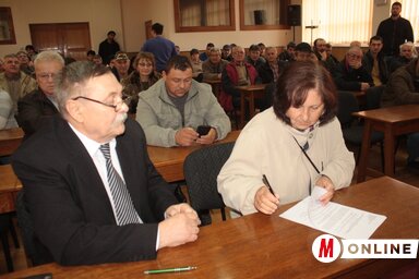 A bácskossuthfalvi Kósa Slavica és Kislinder Gábor községi elnök ellátja kézjegyével a támogatási szerződést (Kazinczy Paszterkó Diana felvétele)