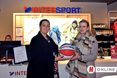Nataša Aleksić áveszi a labdát Marina Djalovićtól (Fotó: Gergely Árpád)