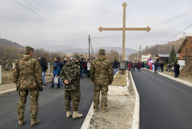 NATO-csapatok felügyelik a Rudareban tiltakozókat (Fotó: Beta/AP)
