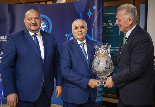 Varga János (középen) a köszöntésén az ajándékba kapott kristályvázával, mellette Schmitt Pál és Németh Szilárd (Fotó: MTI) Varga János (középen) a köszöntésén az ajándékba kapott kristályvázával, mellette Schmitt Pál és Németh Szilárd (Fotó: MTI)