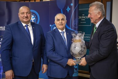 Varga János (középen) a köszöntésén az ajándékba kapott kristályvázával, mellette Schmitt Pál és Németh Szilárd (Fotó: MTI)