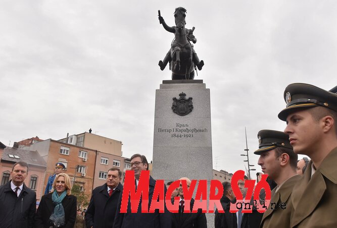 Az újvidéki Köztársaság téren állították fel I. Péter Karađorđević király szobrát (Ótos András felvétele)