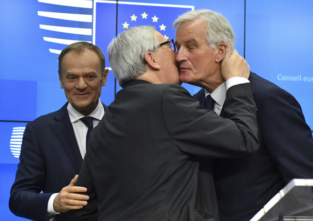 Mindenki elismerően szólt Michel Barnier uniós Brexit-ügyi főtárgyaló munkájáról. A felvételen Jean-Claude Juncker, az Európai Bizottság elnöke gratulál neki. Mögöttük Donald Tusk, az Európai Tanács elnöke (Fotó:AP/Beta)