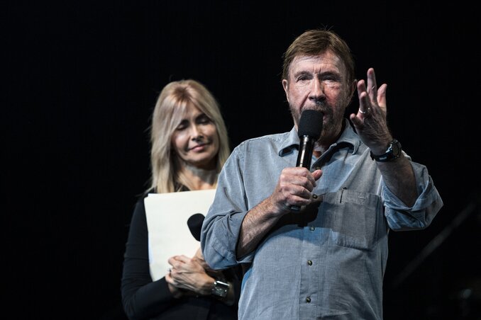 Chuck Norris amerikai színész és felesége, Gena O’Kelley a Baptista Szeretetszolgálat 15. Cipősdoboz gyűjtő jótékonysági akciójának indításán a Papp László Budapest Sportarénában (fotó: MTI)