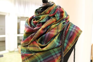 Mindennapi, színes, kockás kendő, Mesterremek címet érdemelve (Szabó Nóra felvétele)