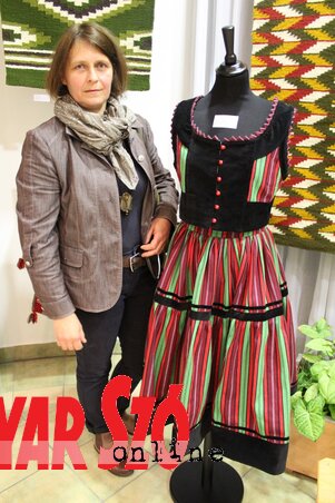 Ágoston Andrea szövő, népi iparművész erdélyi, mezőpaniti viselete mellett, melyet ő szőtt (Szabó Nóra felvétele) Ágoston Andrea szövő, népi iparművész erdélyi, mezőpaniti viselete mellett, melyet ő szőtt (Szabó Nóra felvétele)