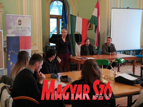 Gombár Szeréna köszönti a diákokat (Fotó: Lukács Melinda) Gombár Szeréna köszönti a diákokat (Fotó: Lukács Melinda)