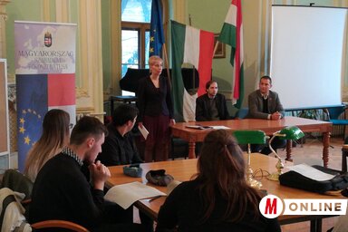 Gombár Szeréna köszönti a diákokat (Fotó: Lukács Melinda)