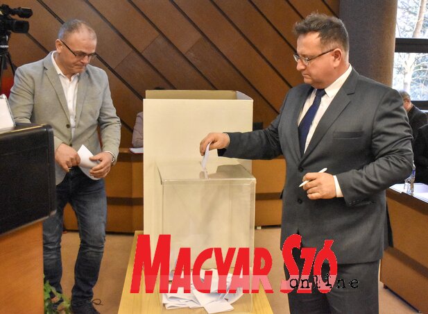 Kiss Gyula, a VMSZ városi képviselő-testületi tagja is támogatta szavazatával az új család- és népjóléti kérdésekkel megbízott tanácstag kinevezését (Fotó: Ótos András felvétele)