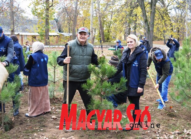 Nagy-Kosanović Antónia, ifjúsággal és sporttal megbízott városi tanácsnok is csatlakozott a közösségépítő akcióhoz (Fotó: Fekete J. József)