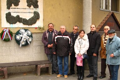A megemlékezés résztvevői az emléktáblánál (Kiss Zoltán felvétele)