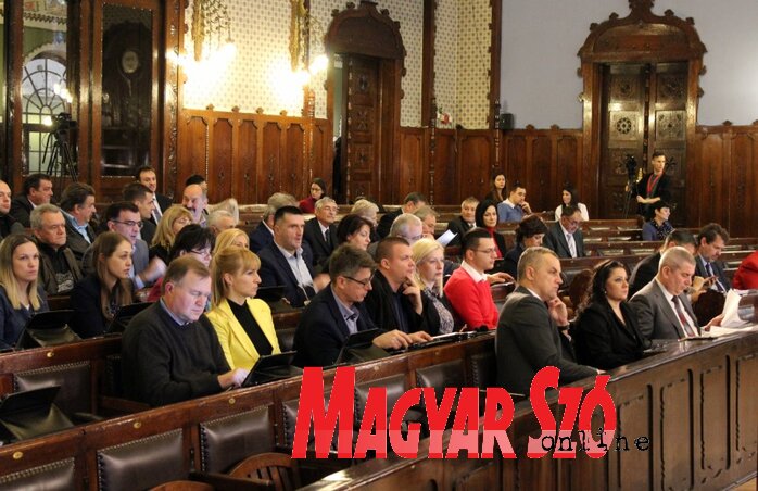 A képviselők 22 napirendi pontról mondhatták el véleményüket (Fotó: Benedek Miklós) A képviselők 22 napirendi pontról mondhatták el véleményüket (Fotó: Benedek Miklós)