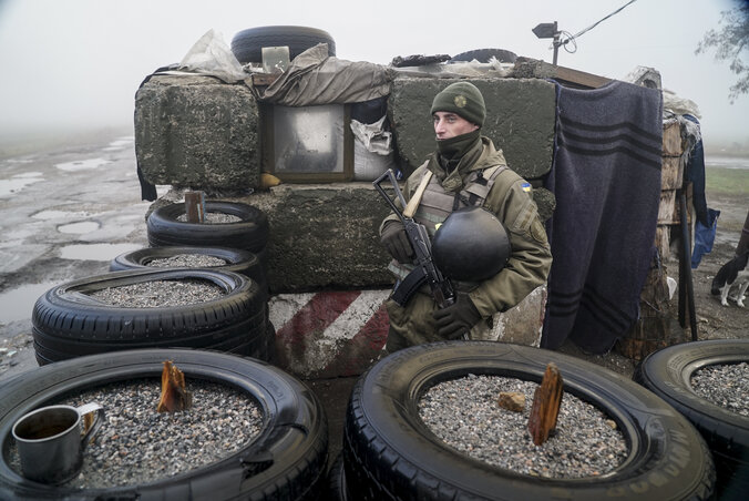 Ukrán gárdista posztol a berdjanszki átkelőnél (fotó: AP/Beta)