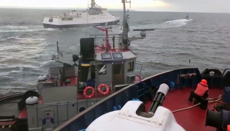 A videóról vágott képen az FSZB hajói „szemléltetik” azt a helyet, ahol a tengeri incidens történt (fotó: FSZB via AP/Beta)