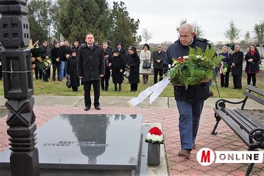 Tisztelgés Csubela Ferenc sírjánál (Kazinczy Pasztekró Diana felvétele)