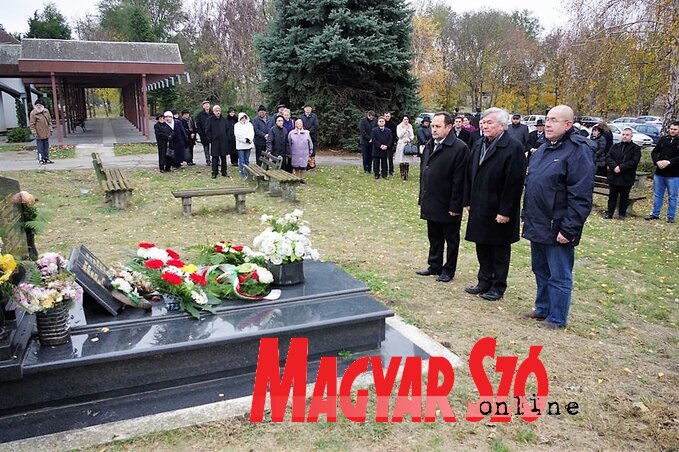 Tisztelgés a nagytiszteletű néhai esperes, Kiss Antal síremléke előtt (Kazinczy Paszterkó Diana felvétele)
