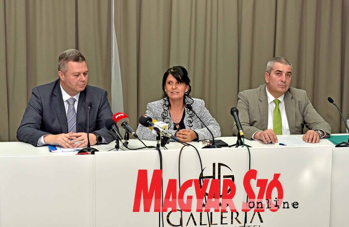 Dr. Slobodan Puškar, Tóth Valéria és Bogdan Laban a sajtótájékoztatón (Fotó: Patyi Szilárd) Dr. Slobodan Puškar, Tóth Valéria és Bogdan Laban a sajtótájékoztatón (Fotó: Patyi Szilárd)