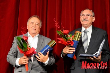 Pastyik Lászó és Julijan Rac, Topolya két idei Pro Urbe díjasa az elismerés átvételekor (Herceg Elizabetta felvétele)