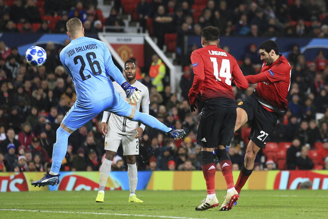 Fellaini (jobbról) az utolsó percben lőtt gólt (Fotó: Beta/AP)