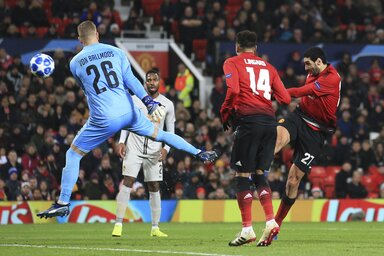 Fellaini (jobbról) az utolsó percben lőtt gólt (Fotó: Beta/AP)