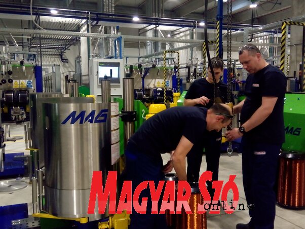 Magas technológia, jó bérek (Fotó: Kecskés István) Magas technológia, jó bérek (Fotó: Kecskés István)