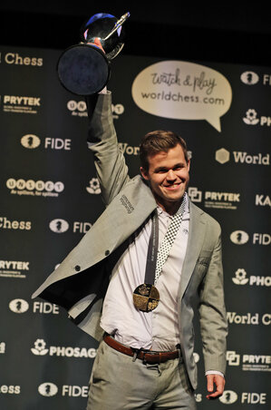 Carlsen a világbajnoki nagyserleggel (Fotó: Beta/AP)