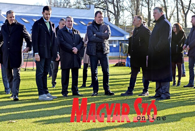 Vladimir Batez, Vanja Udovičić, Bogdan Laban és Igor Mirović megtekintik a stadion új gyepét (Fotó: Gergely Árpád)