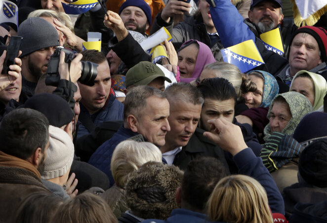 Naser Orić (középütt) elhagyja a szarajevói bíróságot (fotó: AP/Beta)