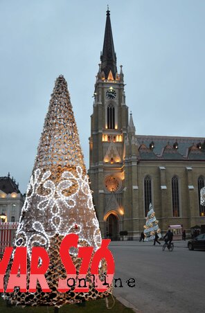 Ilyenkor a városok is ünnepi díszbe öltöznek (Dávid Csilla felvétele) Ilyenkor a városok is ünnepi díszbe öltöznek (Dávid Csilla felvétele)