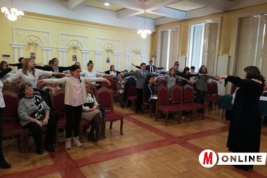 A verseny előtti lámpalázas pillanatokban a résztvevők lazítási gyakorlatokat végeztek dr. Havas Judittal (Lukács Melinda felvétele)