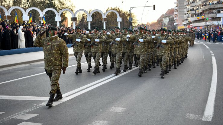 A gyulafehérvári katonai parádén csaknem 1800 katona vonult fel (fotó: MTI–Czeglédi Zsolt)
